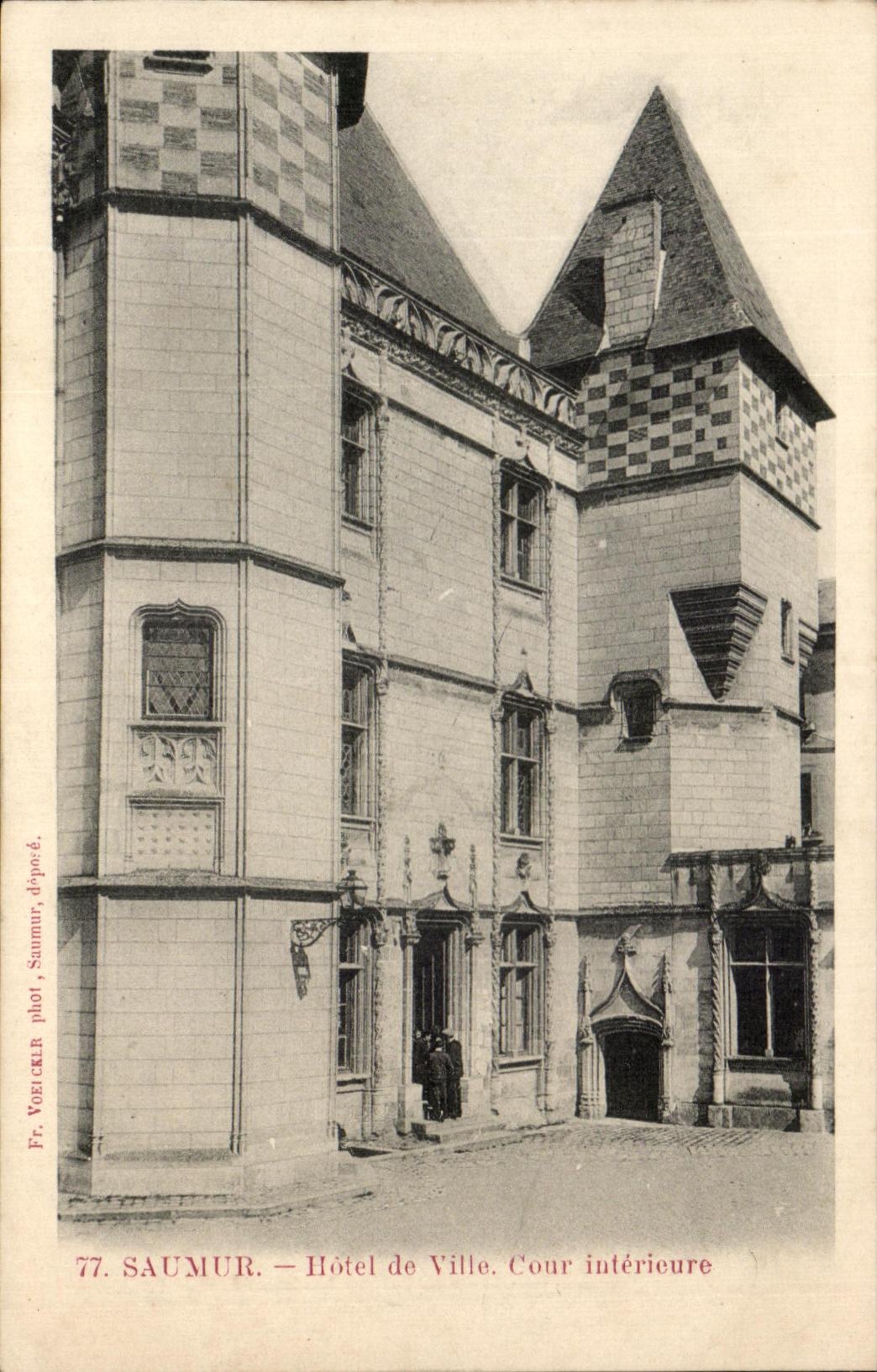 CPA Saumur Hotel de Ville Cour interieure