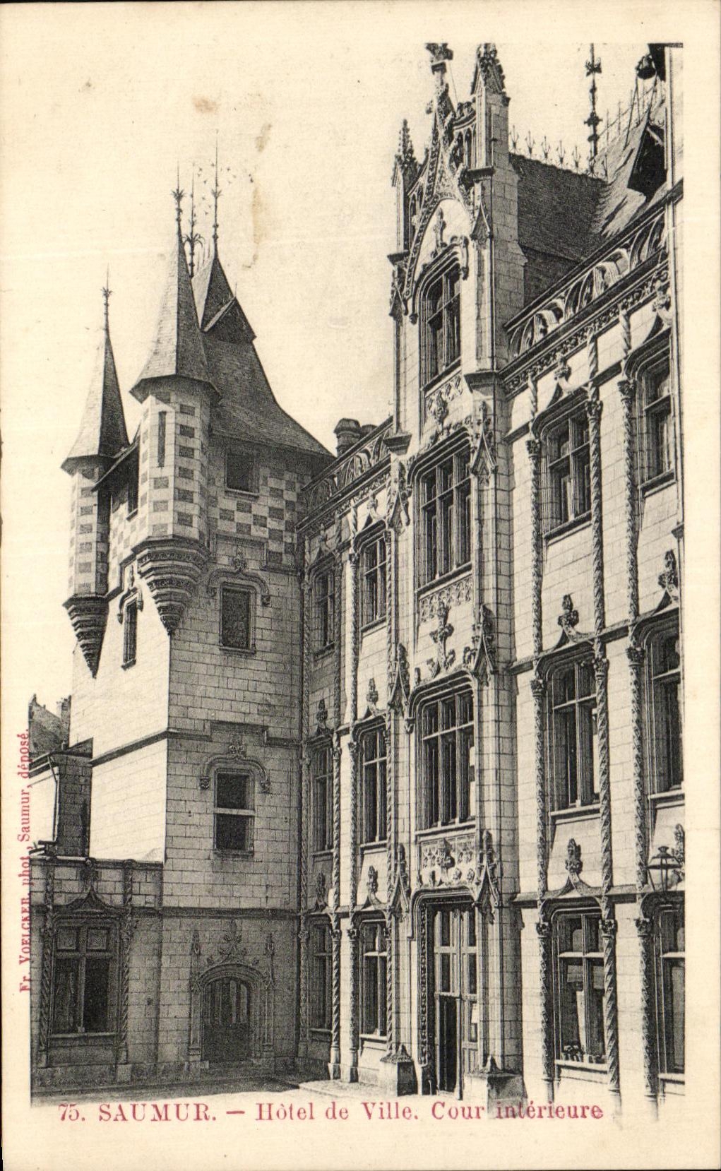 CPA Saumur Hotel de Ville Cour interieure