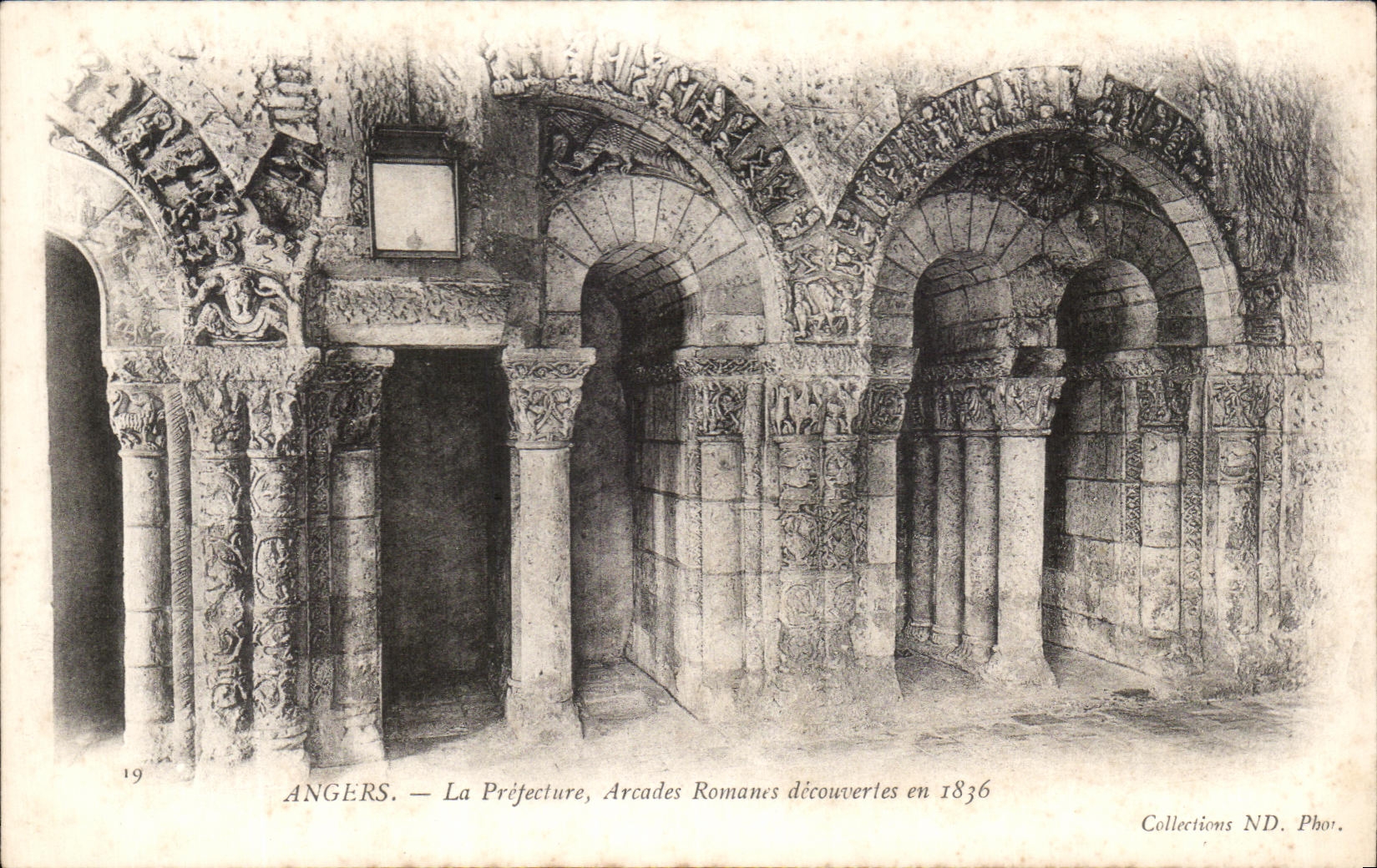 CPA Angers La Prefecture Arcades Romanes decouvertes en 1836