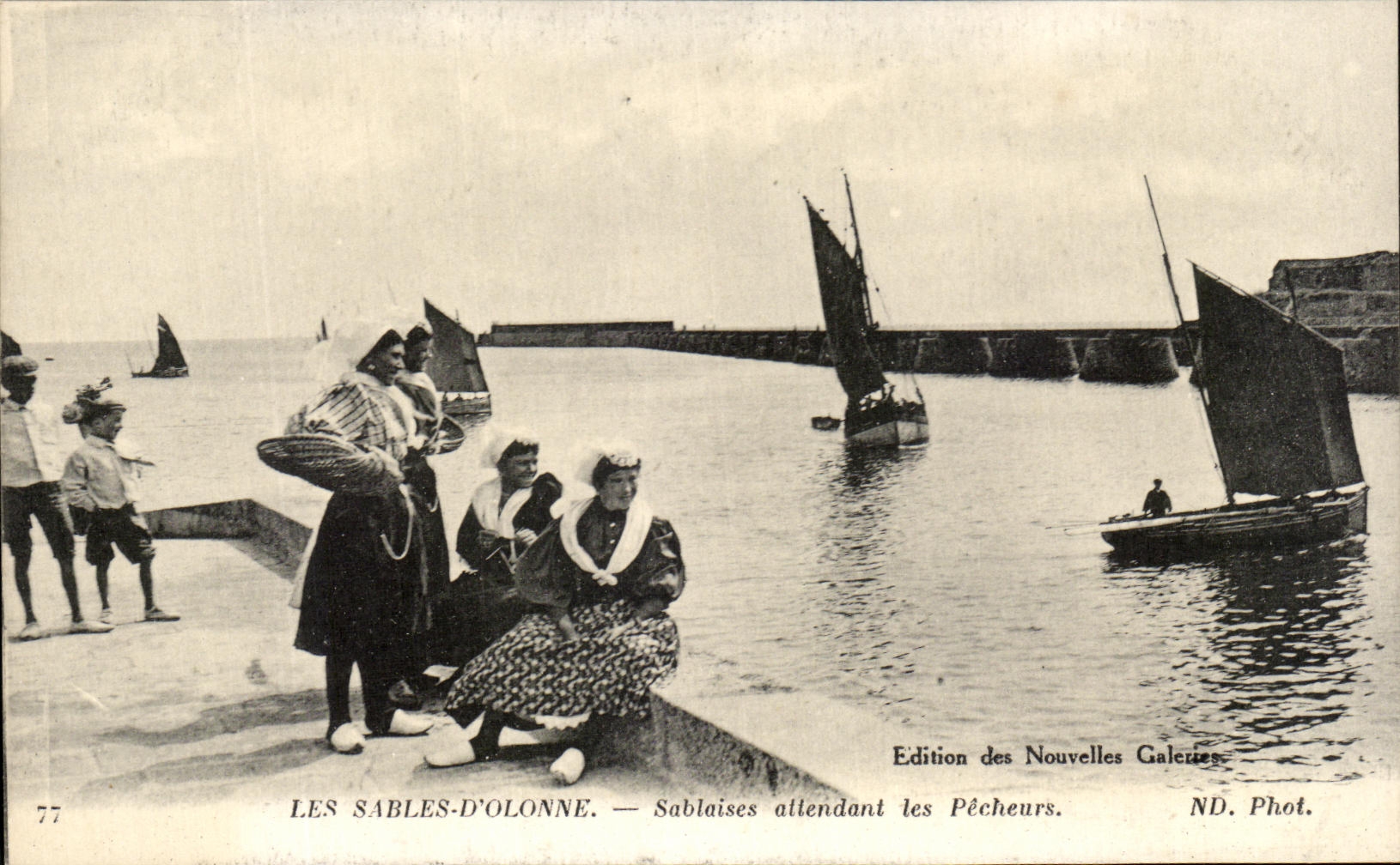 CPA Sables d'Olonne Sablaises awaiting the Sinners Folklore Costume