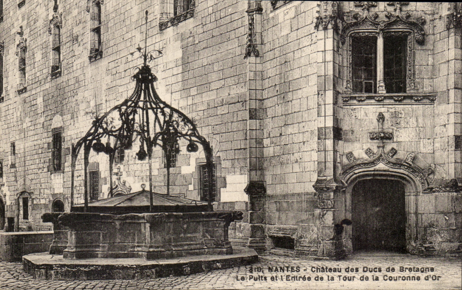 CPA Nantes Castle of the Dukes of Brittany the Well and Entrance of the tower of the gold crown