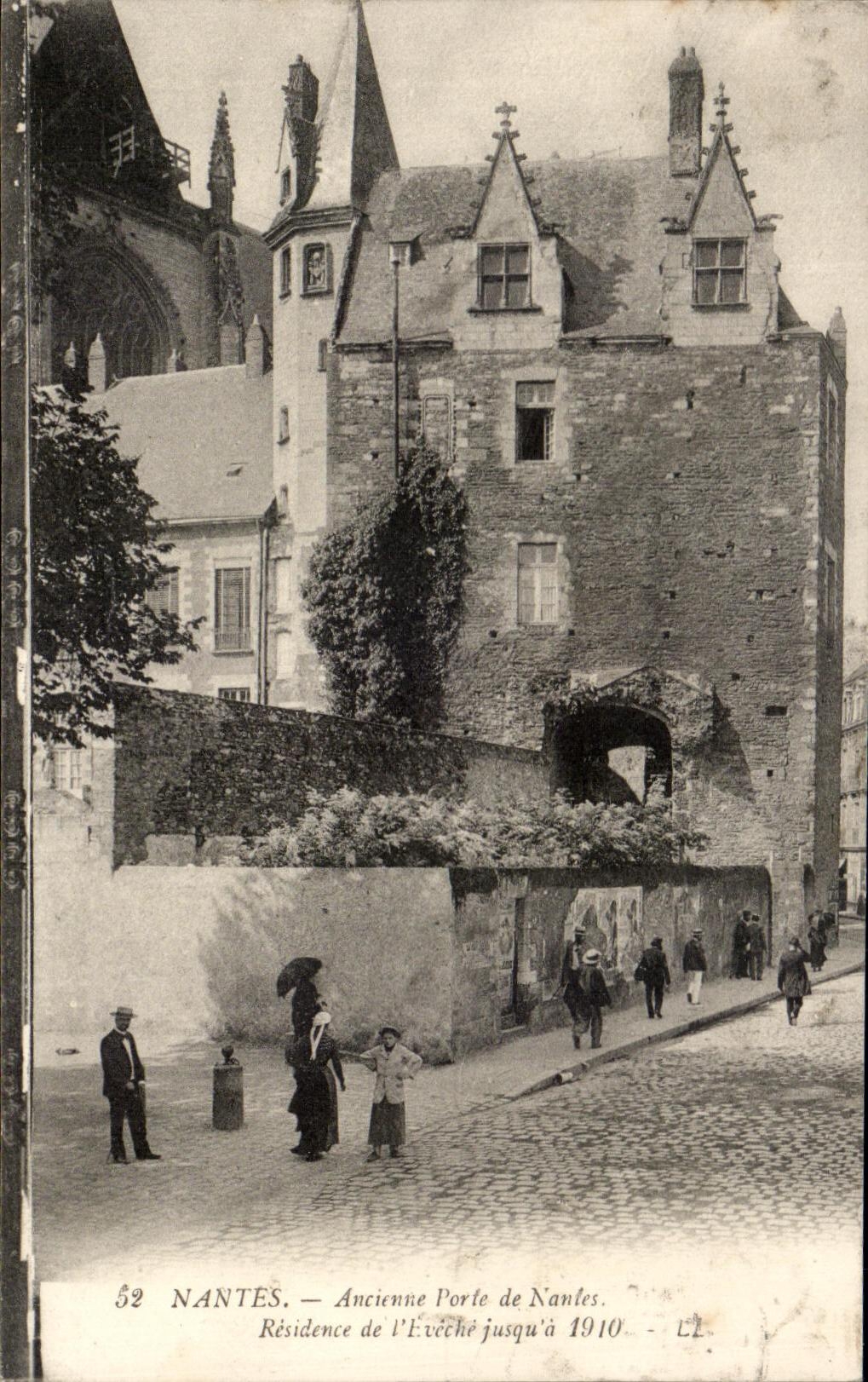 CPA Nantes Anciene Gate of Nantes Residence of Eveche up to 1910