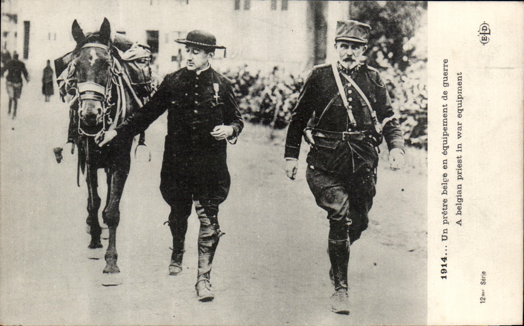 CPA Un pretre belpe en equipement de guerre Militaria