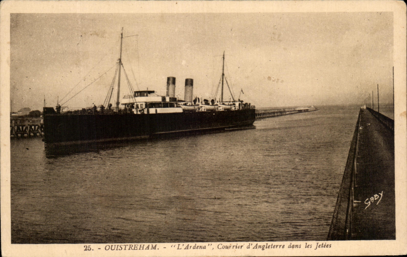 CPA Ouistreham L'Ardena Courrier d'Angleterre dans les jetees Bateau