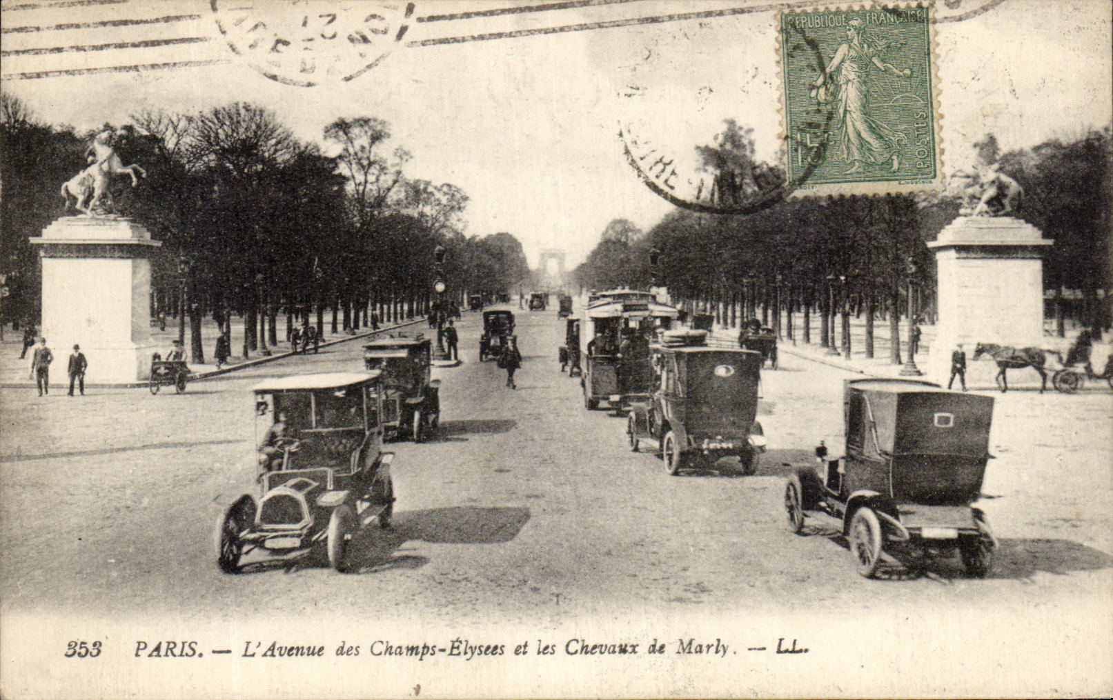 CPA Paris lA'venue des Champs Elyees et les Chevaux de Marly