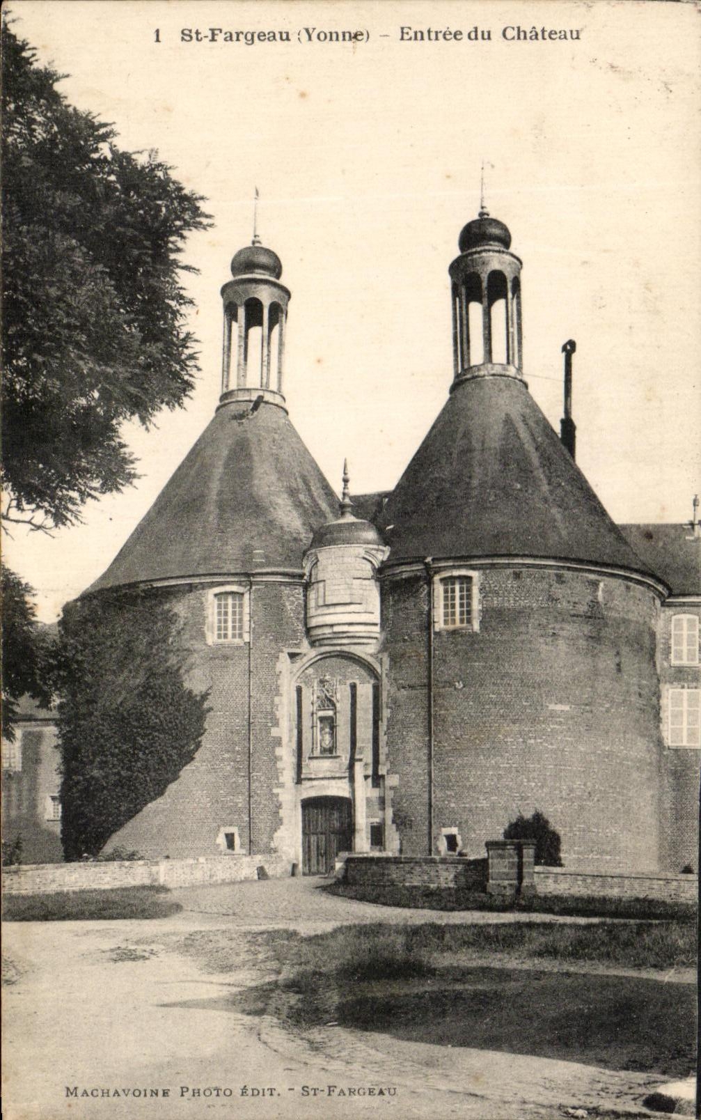 CPA St Fargeau Entree du Chateau machavoine