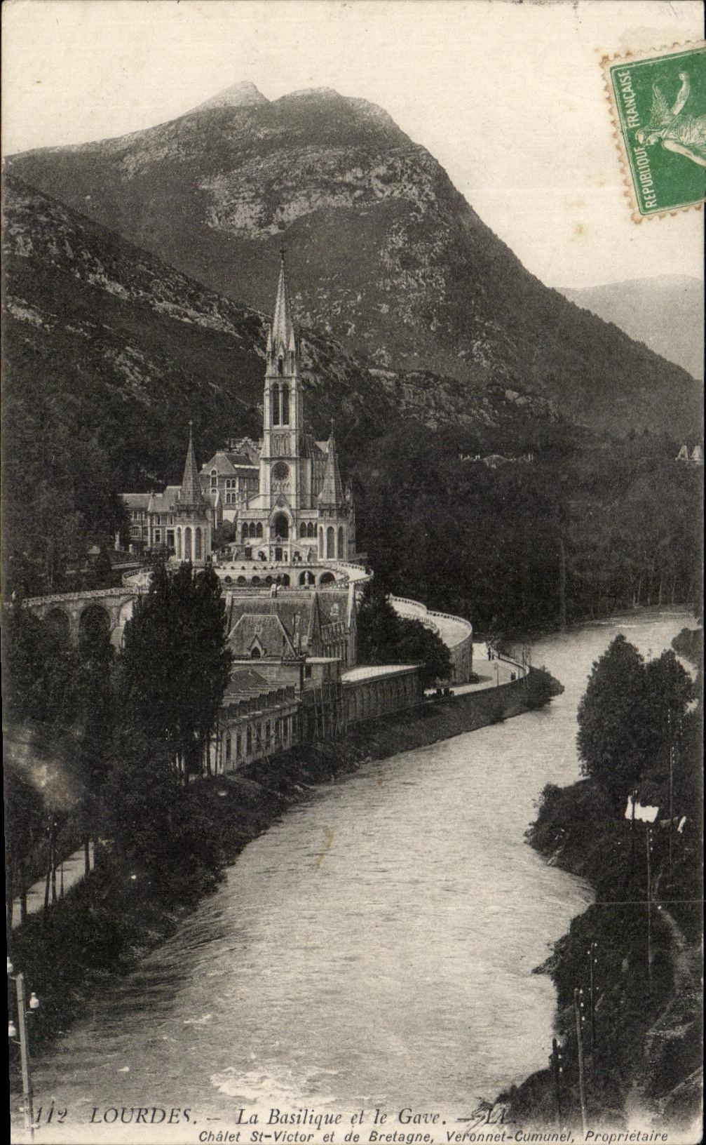CPA Lourdes La basilique et le Gave Chatet St Victor et de bretagne