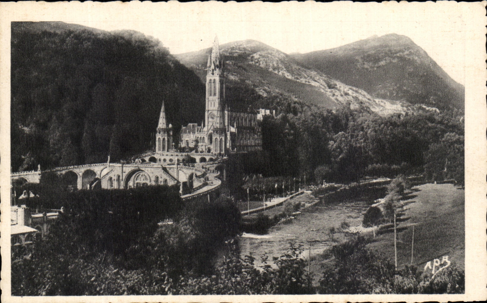 CPA Lourdes La Basilique et la Gave