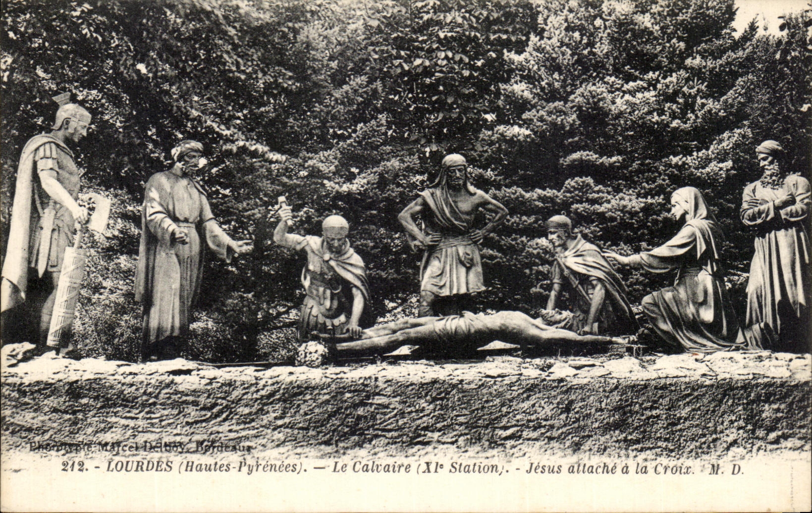 CPA Lourdes Le Calvaire Jesus attache a la Croix