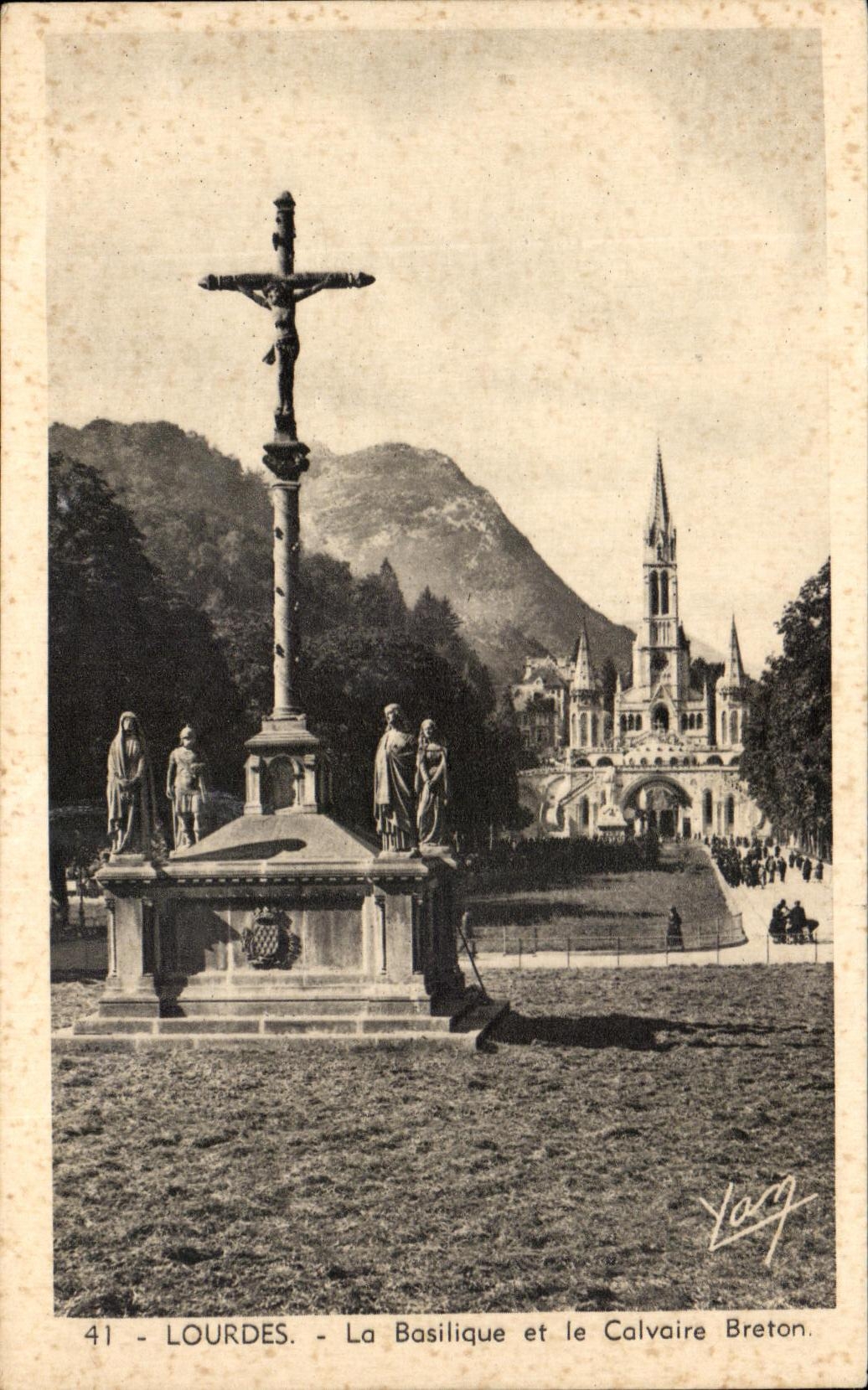 CPA Lourdes Le Basilique et le Calvaire Breton