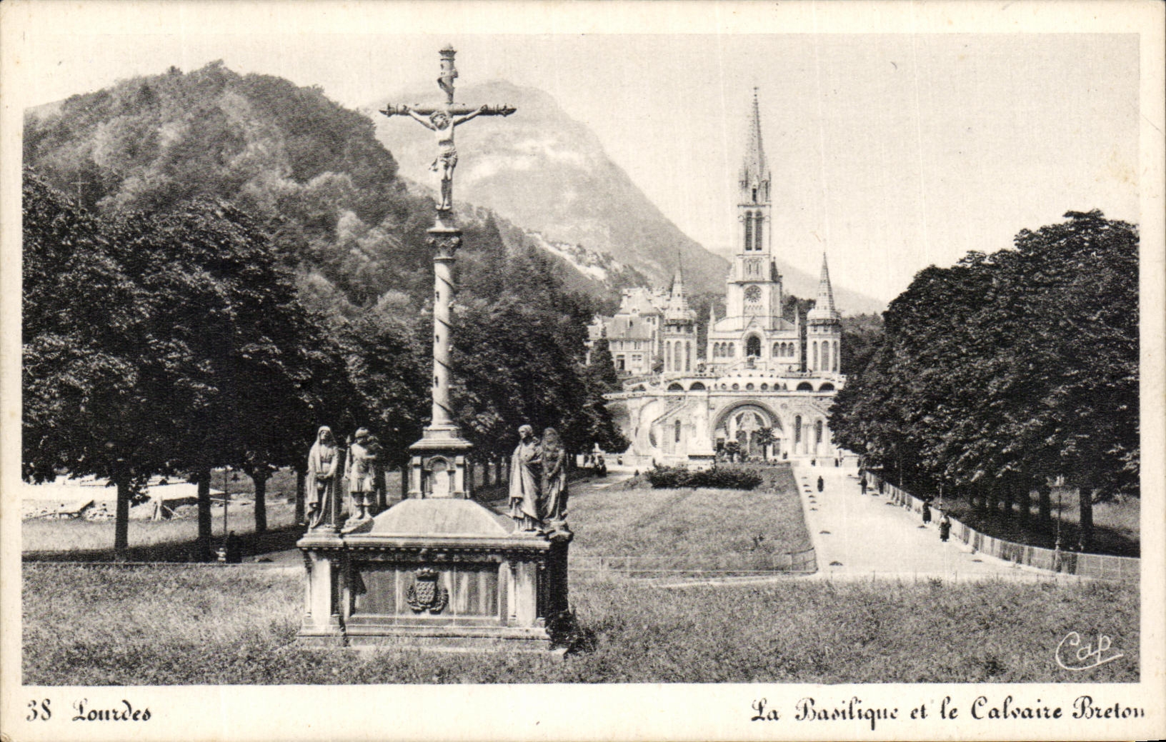 CPA Lourdes Le basilique et le Calvaire Breton
