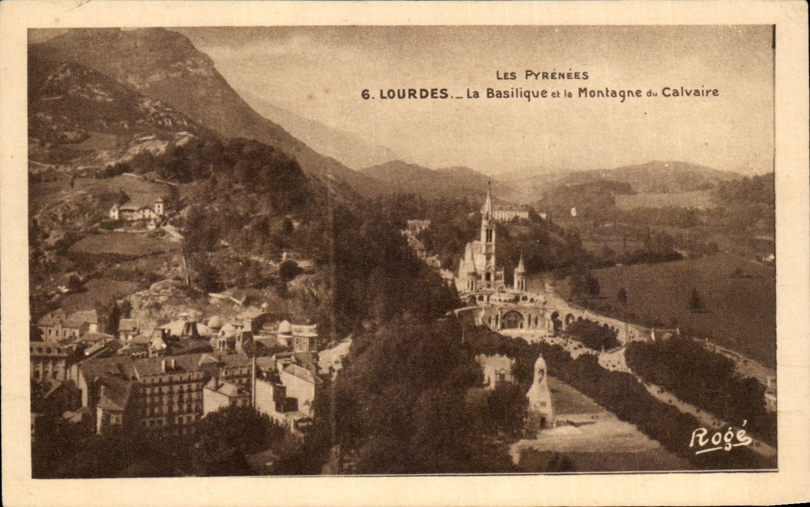 CPA Les Pyrenees Lourdes la Basilique et la Montagne du calvaire