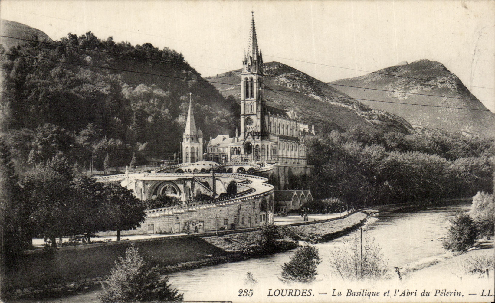 CPA Lourdes la Basilique et l'Abri du Pelerin