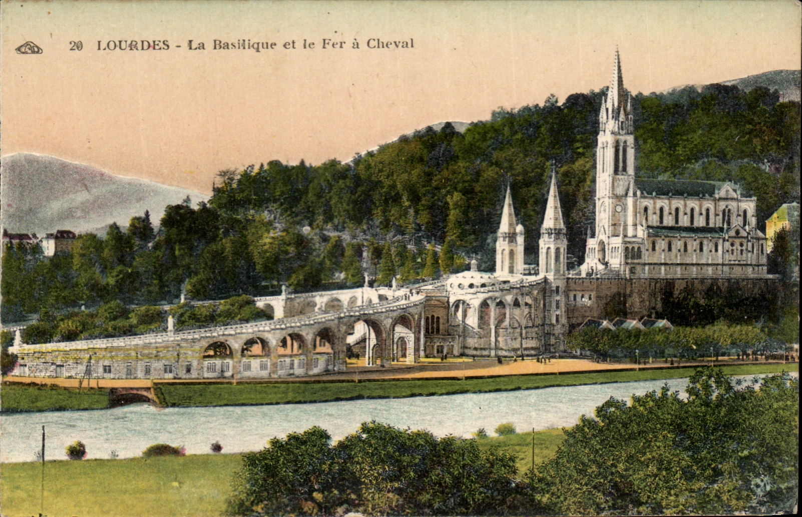 CPA Lourdes La Basilique et le Fer a cheval