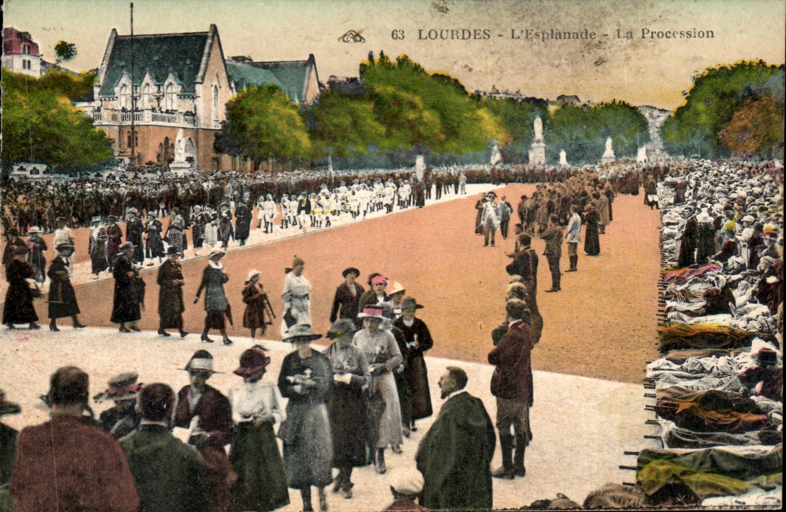 CPA Lourdes L'Esplanade la procession