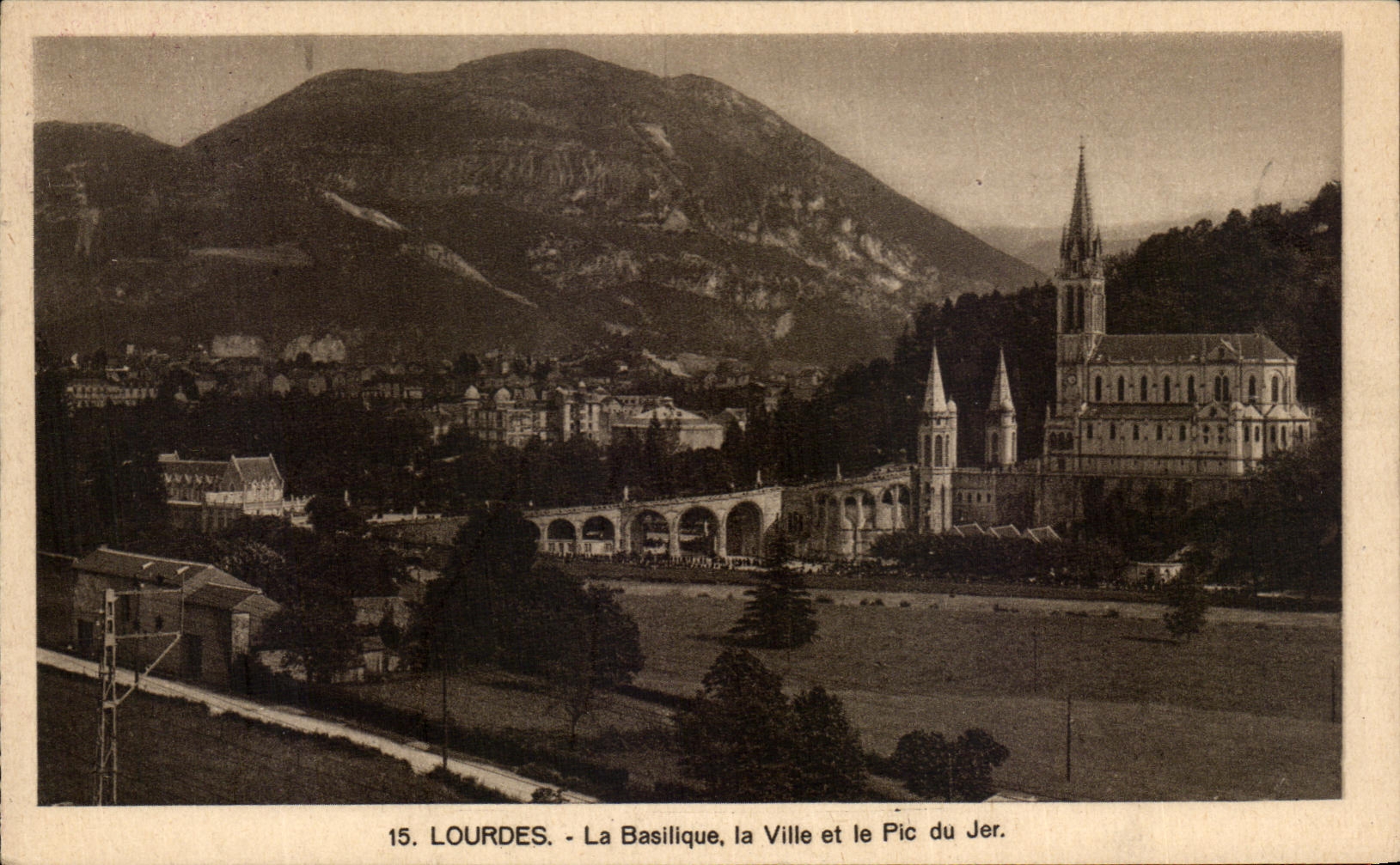 CPA Lourdes La Basilique le Ville et le Pic du Jer
