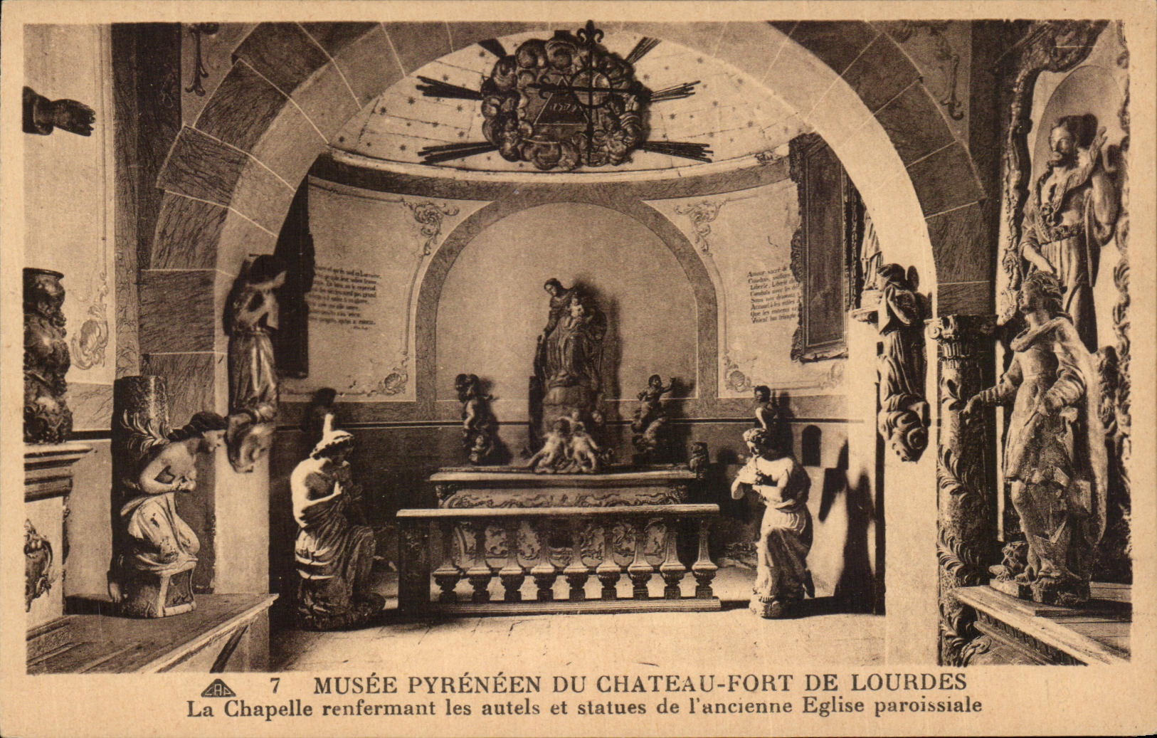 CPA Musee Pyreneen Du Chateau Fort De Lourdes la Chapelle renfermant les autels et statues l'ancienne eglise paroissiale