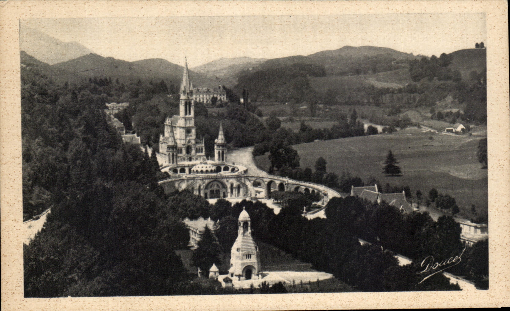 CPA Lourdes La Basilique et le Moument Interallie Vus du Chateau fort