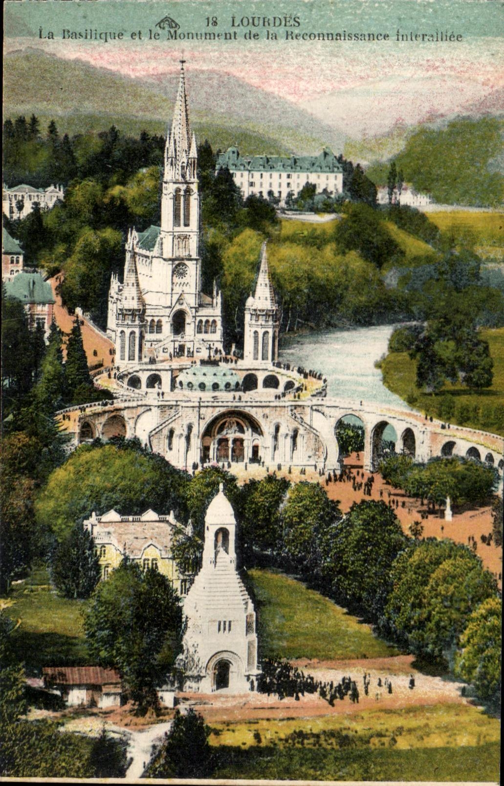 CPA Lourdes La Basilique et le Monument de la Reconnaissance Interallie