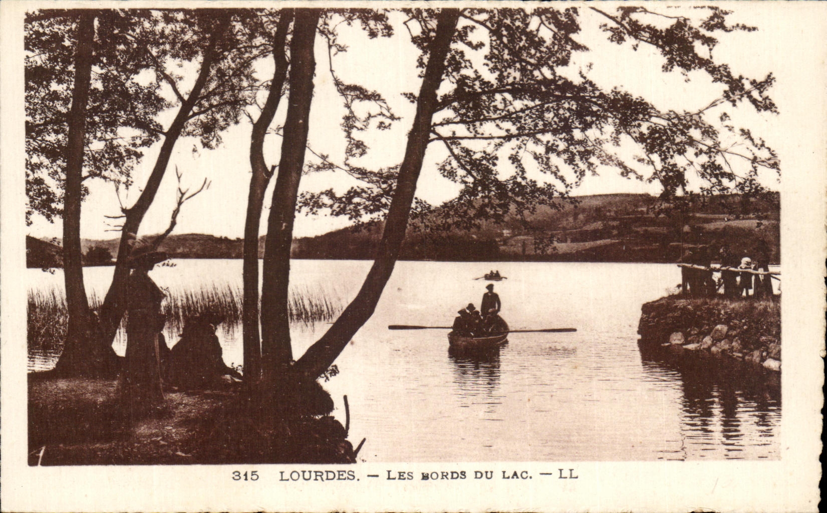CPA Lourdes Les Bords Du Lac