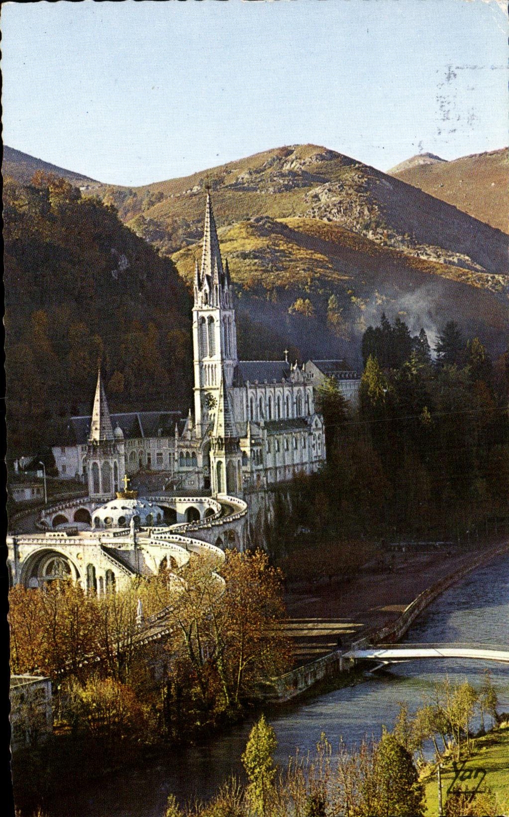 CPA Lourdes La Basilique et le Gave de Pau