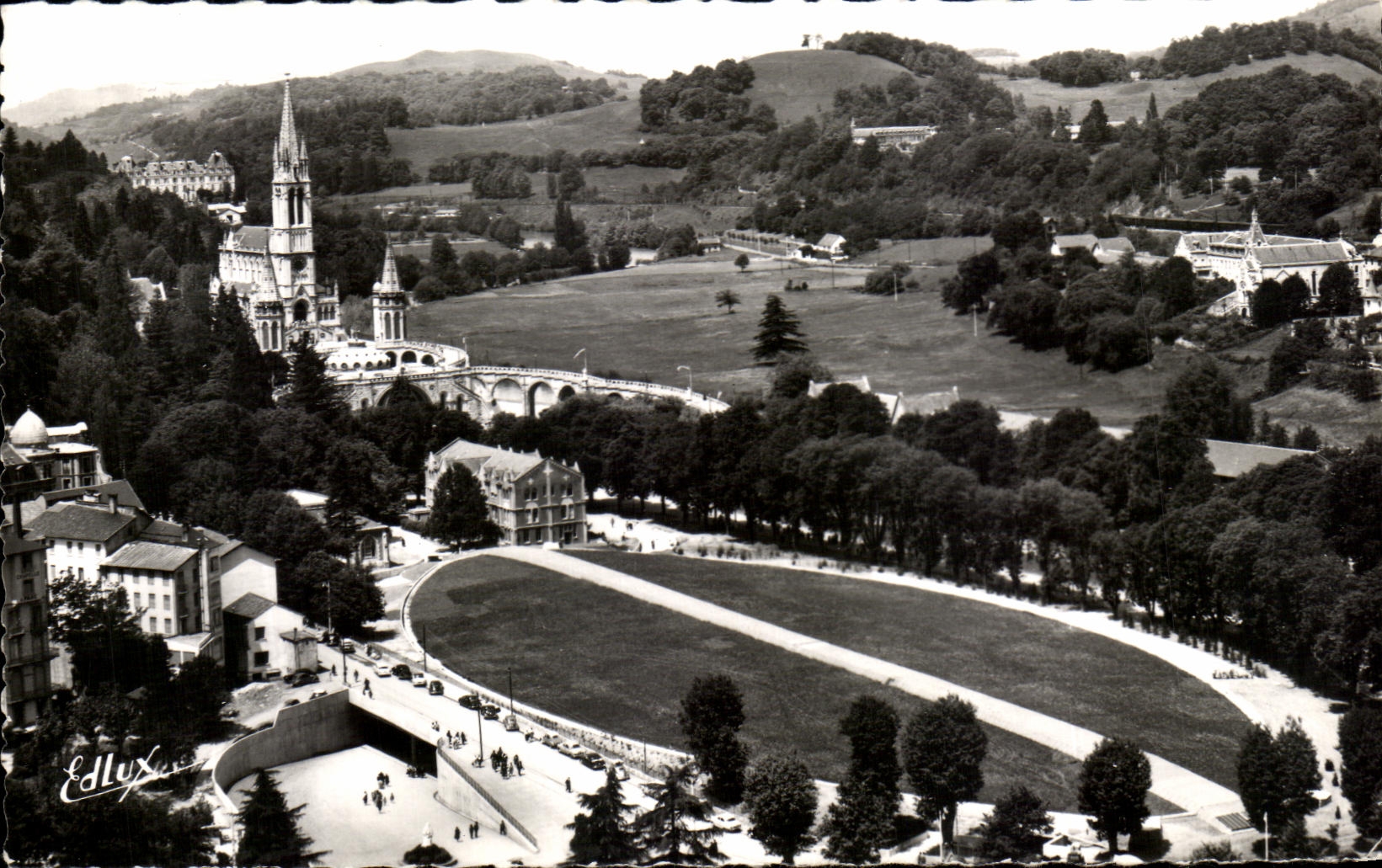 CPA Lourdes La basilique la Basilique Souterraine
