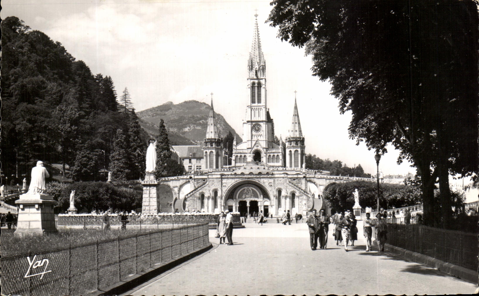 CPA Lourdes La Basilique la Vierge Couronnee Entree du Rosaire