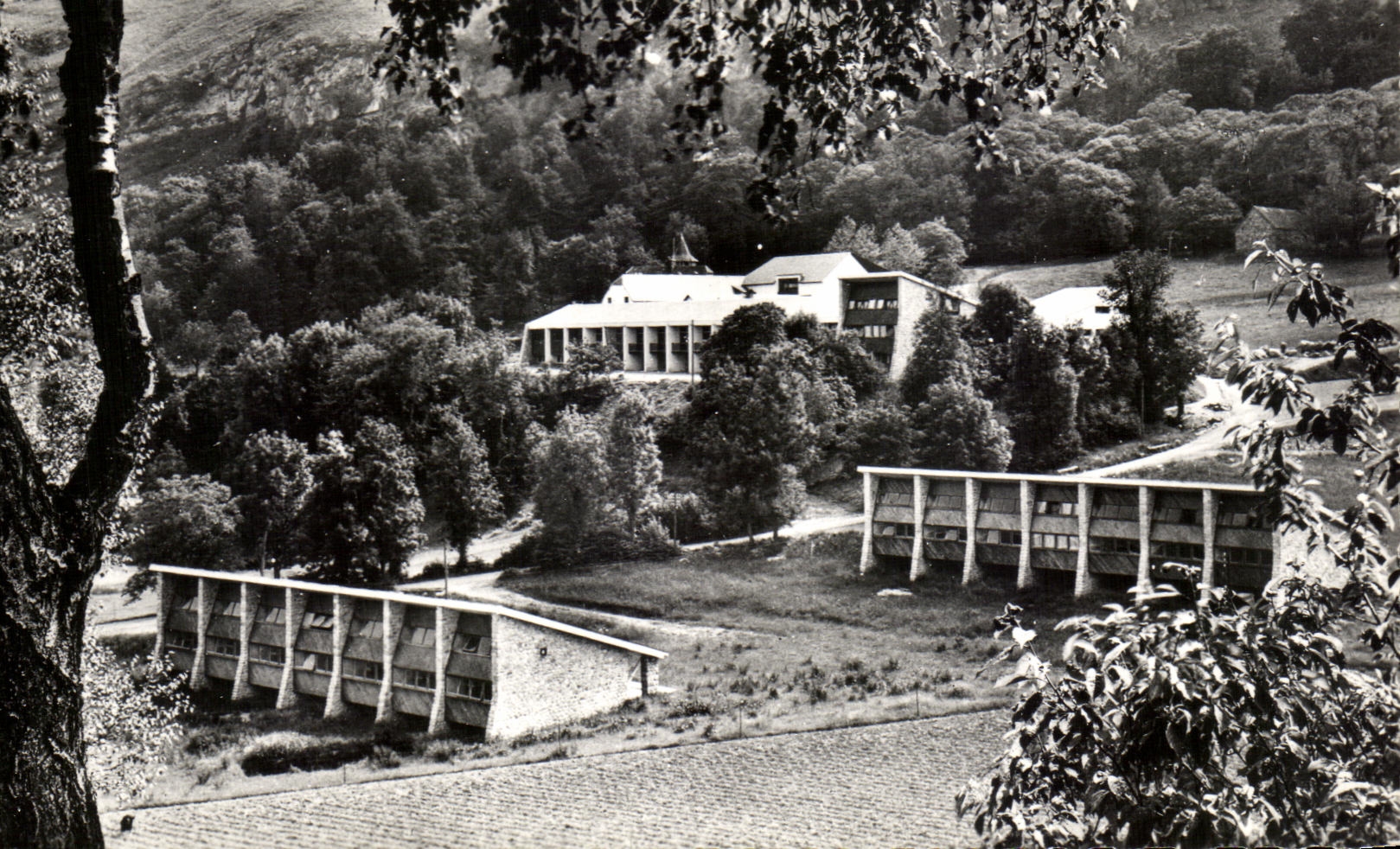 CPA Lourdes Cite Secours Saint Pierre Vue generale de la Cite Secours