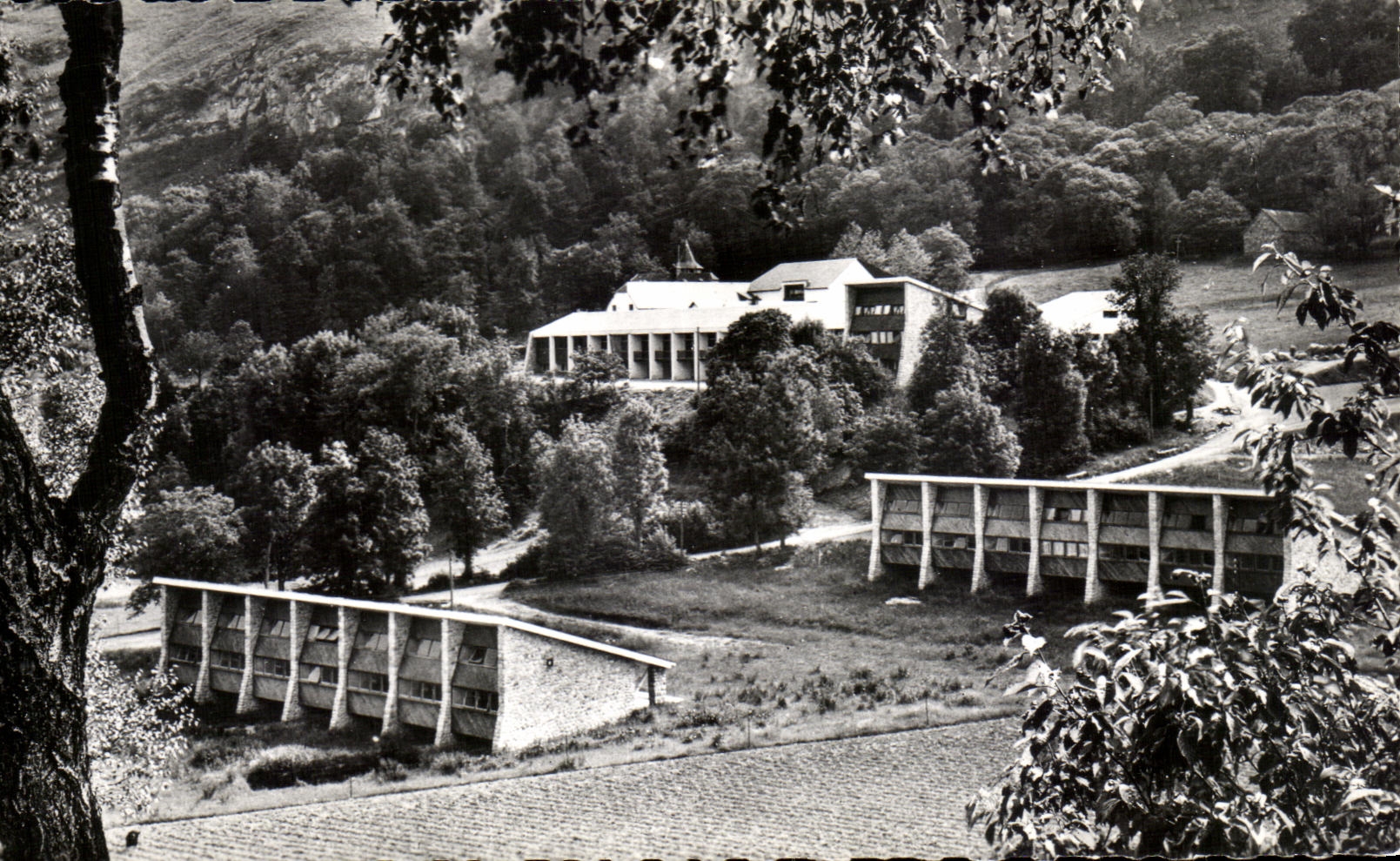 CPA Lourdes Cite Secours Saint Pierre Vue generale de la Cite Secours