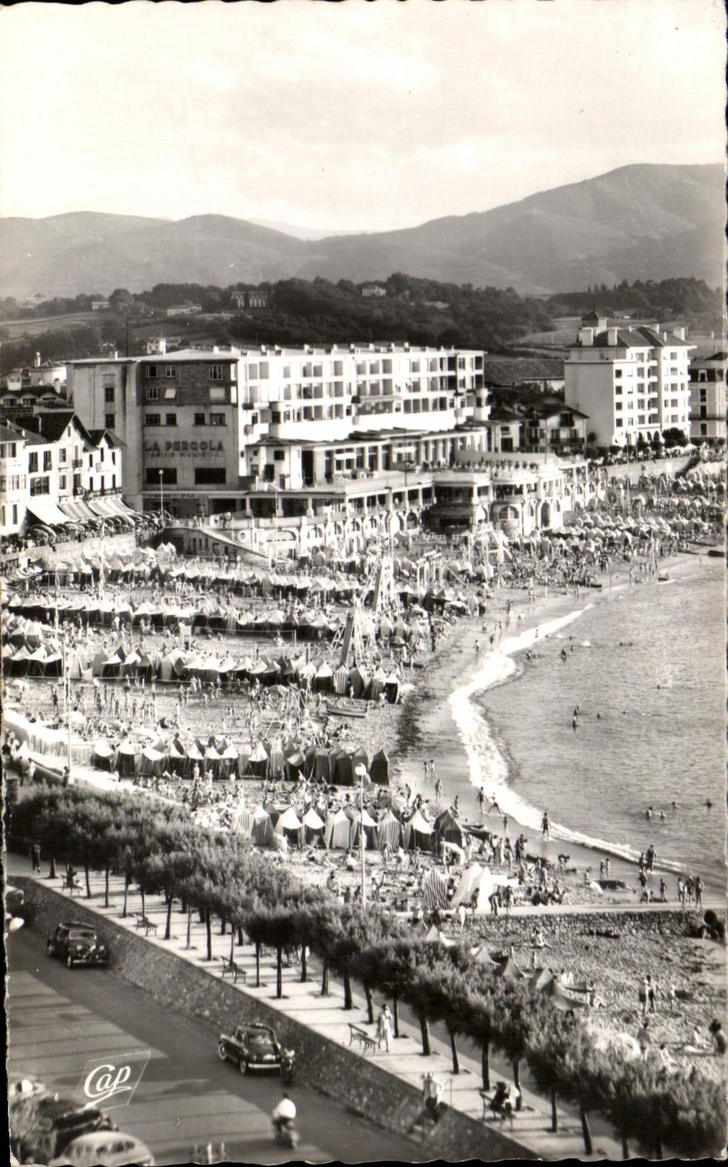 CPA St Jean de Luz Vue Generale de la Plage