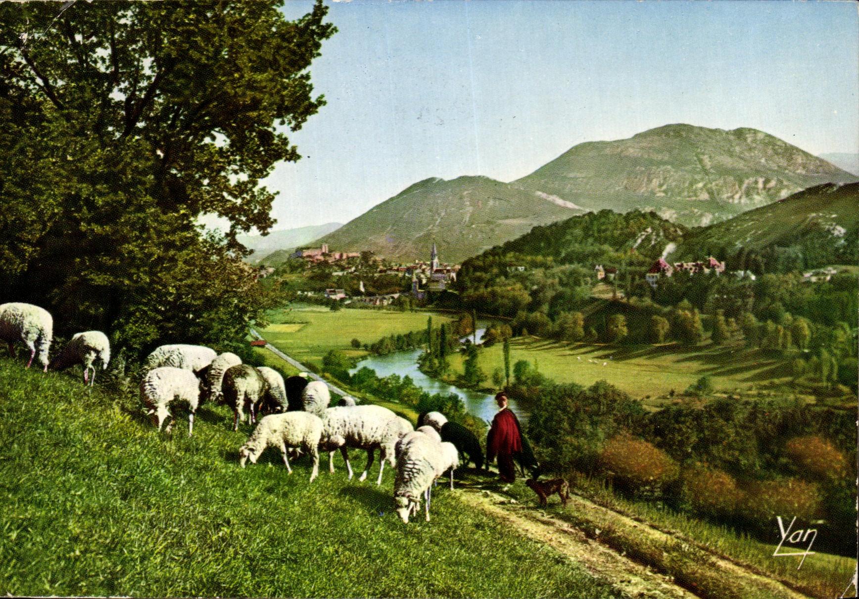 CPM Lourdes Nos Belles Pyrenees La Vallee et le Pic du Jer