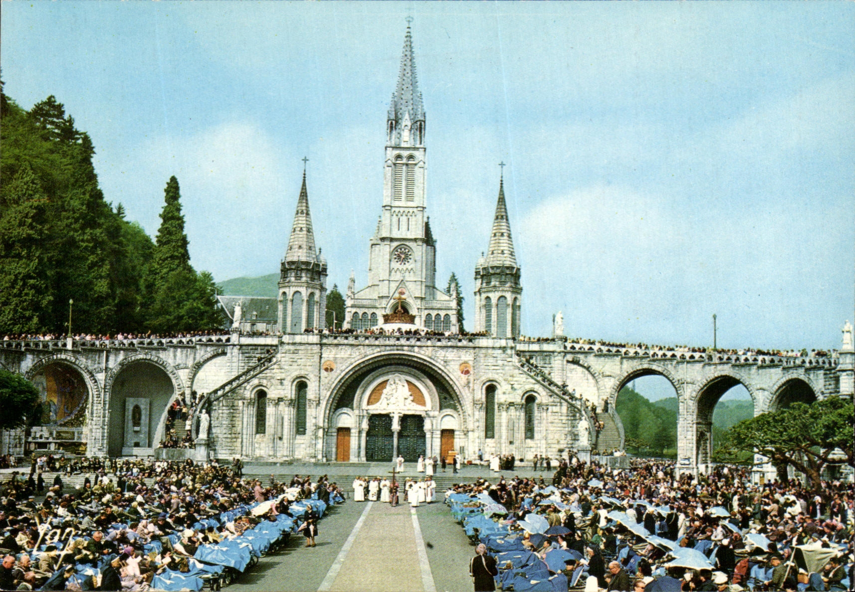 CPM Lourdes Nos Belles Pyrenees 