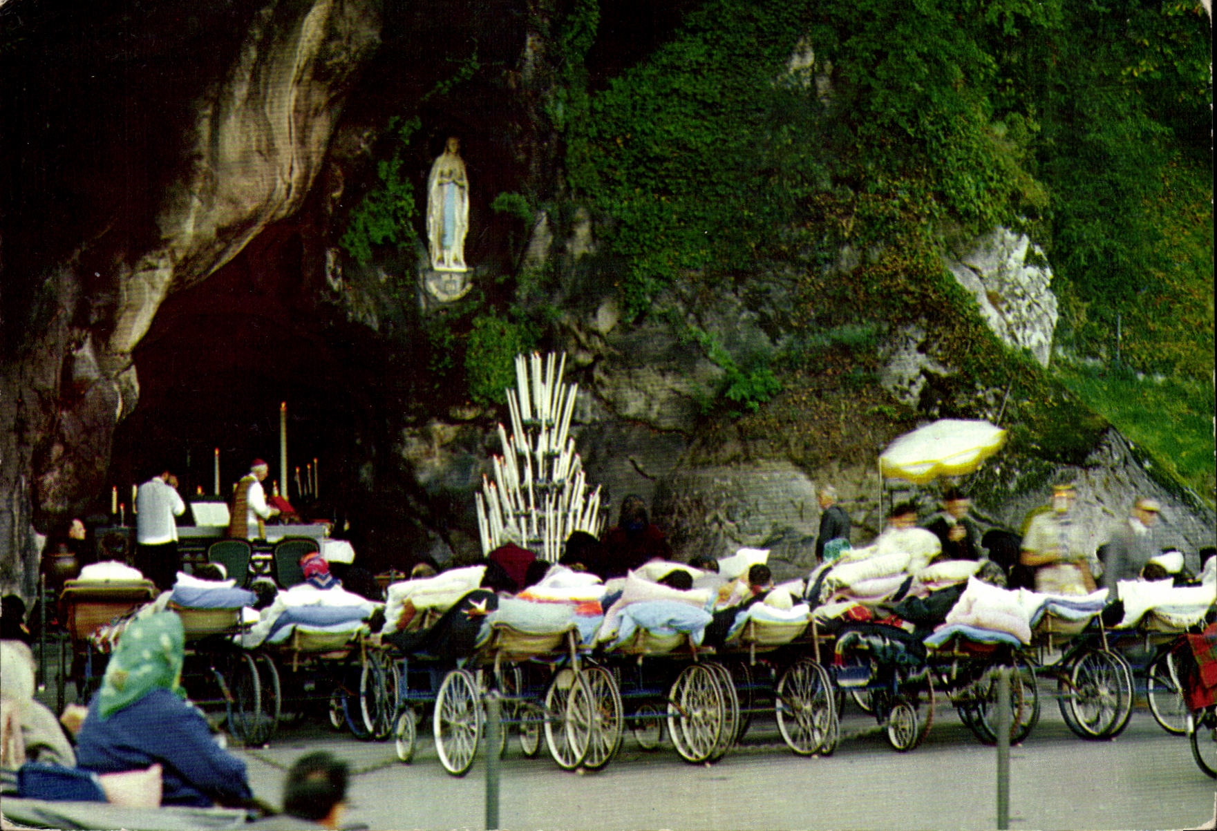 CPA Lourdes Les Malades devant la Grotte The Sick before the Grotto