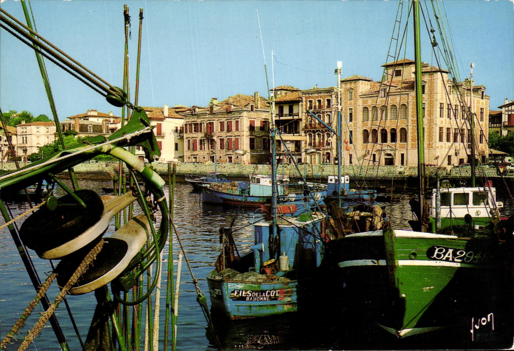 CPM Saint Jean De Luz Le Port de Peche En arriere plan la Maison Bateaux