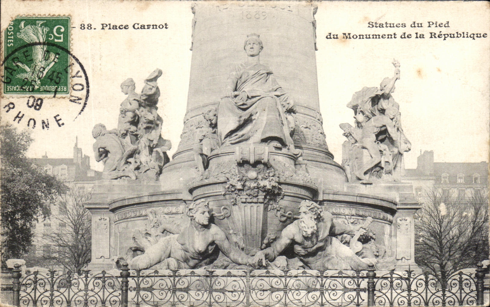 CPA Lyon Places Carnot Statues of the Foot Of the Monument of the Republic