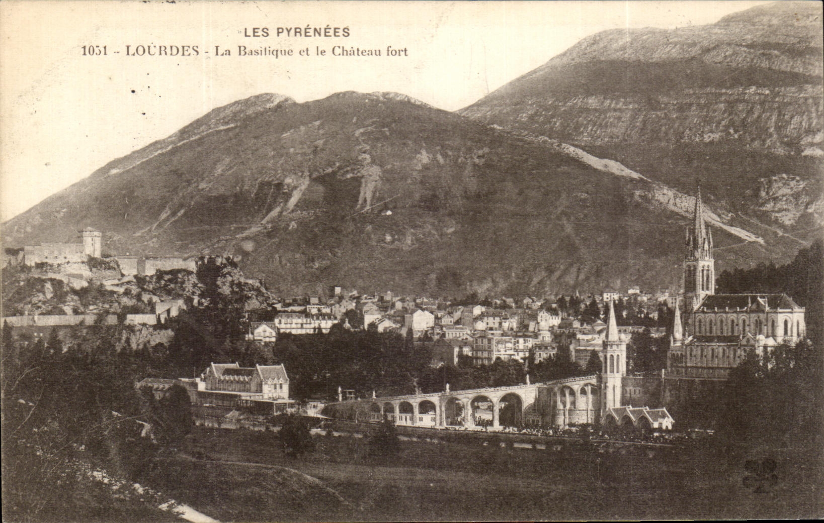 CPA Les Pyrenees Lourdes La Basilique et le Chateau fort