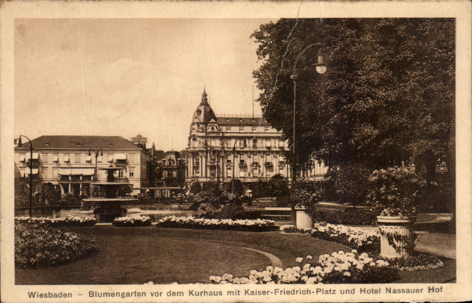 CPA Wiesbaden Blumengarten VOR dem Kurhaus put Kaiser Friedrich Platz und Hotel Nassauer