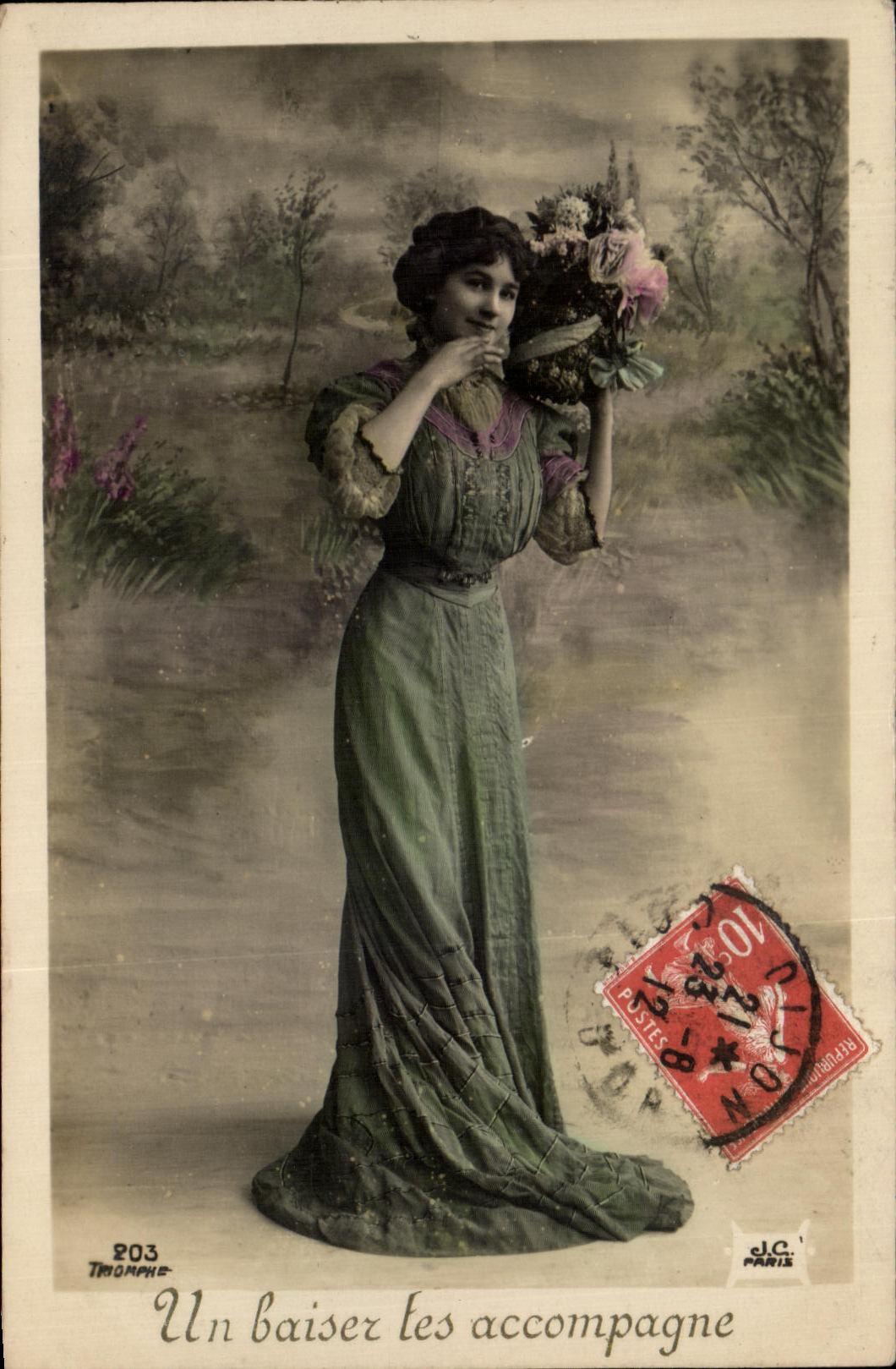 CPA Un Baiser les Accompagne Femme