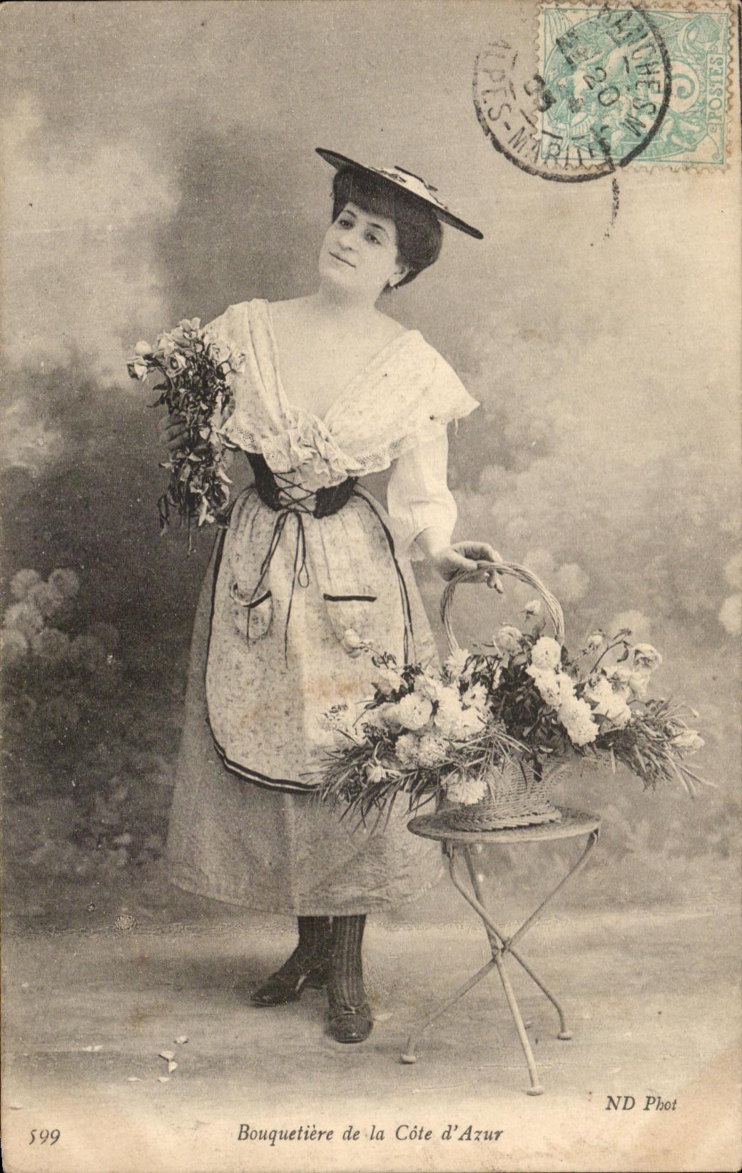 CPA Bouquetiere de la Cote d'Arur Femme Folklore 
