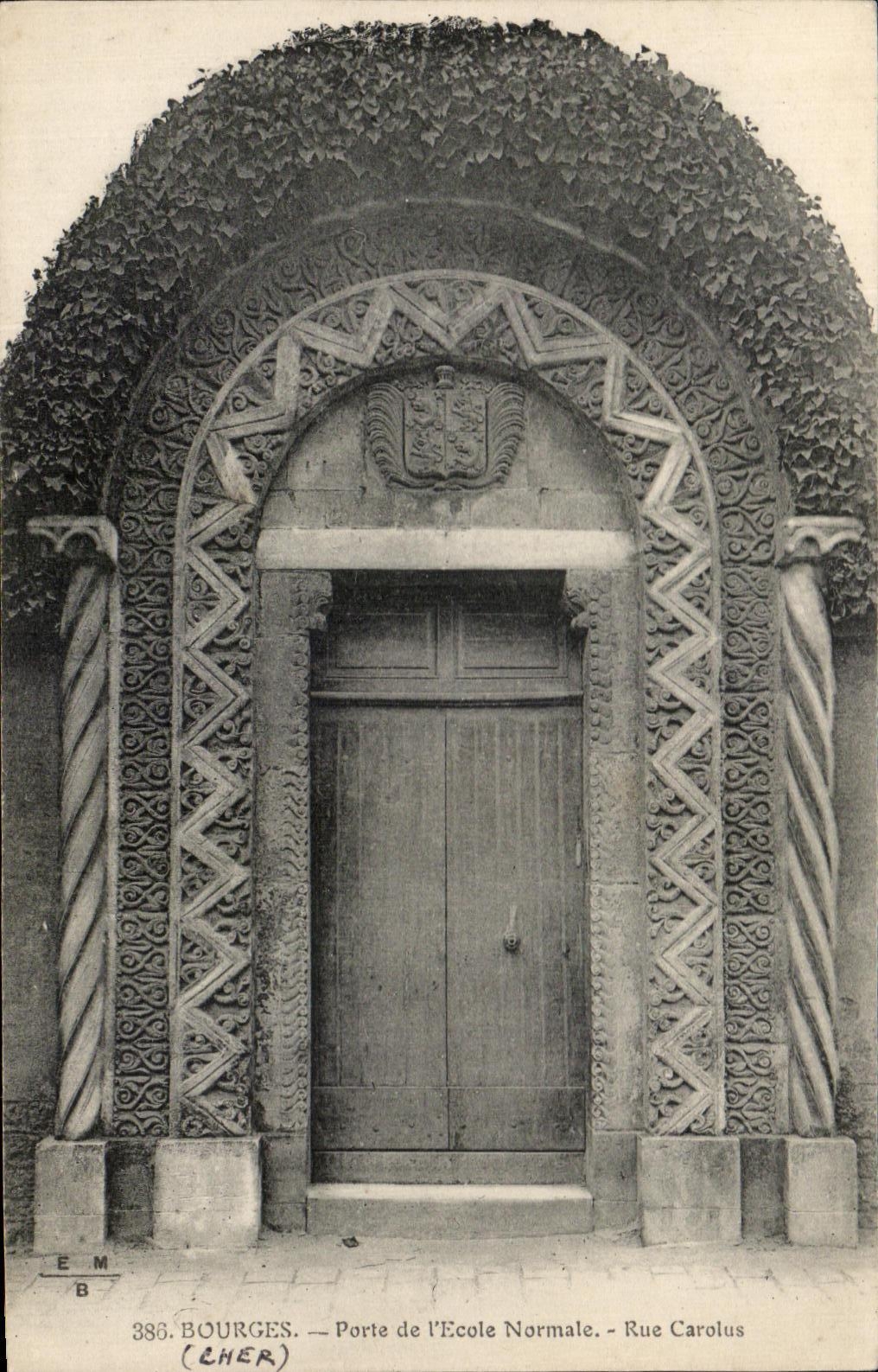 Puerta de CPA Bourges de la calle Carolus de la escuela de la formacion del profesorado