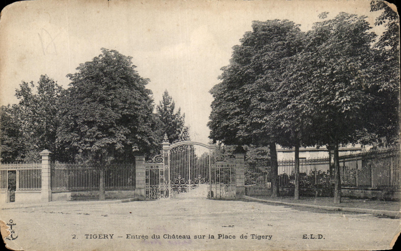 Entrada de CPA Tigery del castillo en el lugar de Tigery