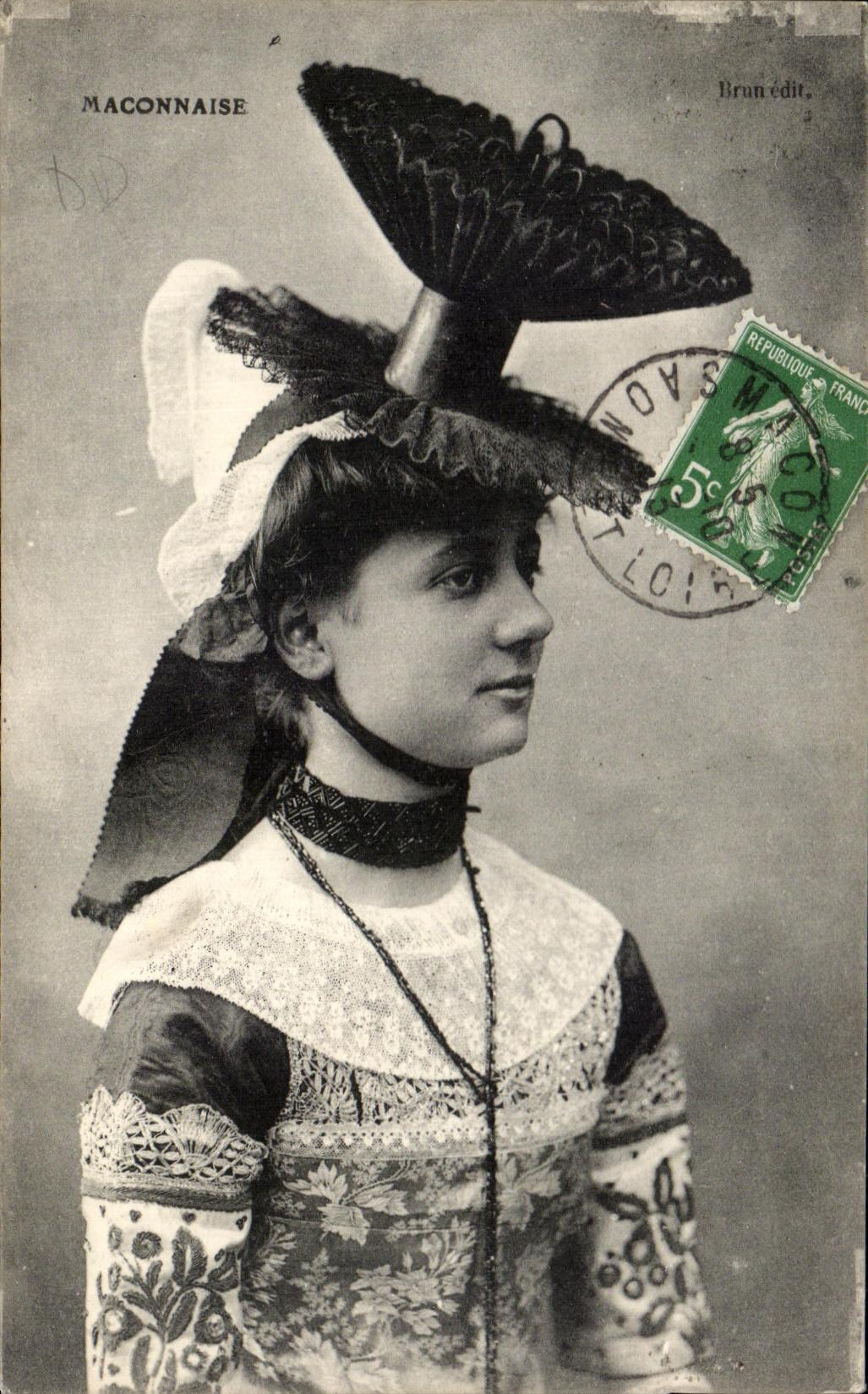 CPA Maconnaise Folklore Costume Femme