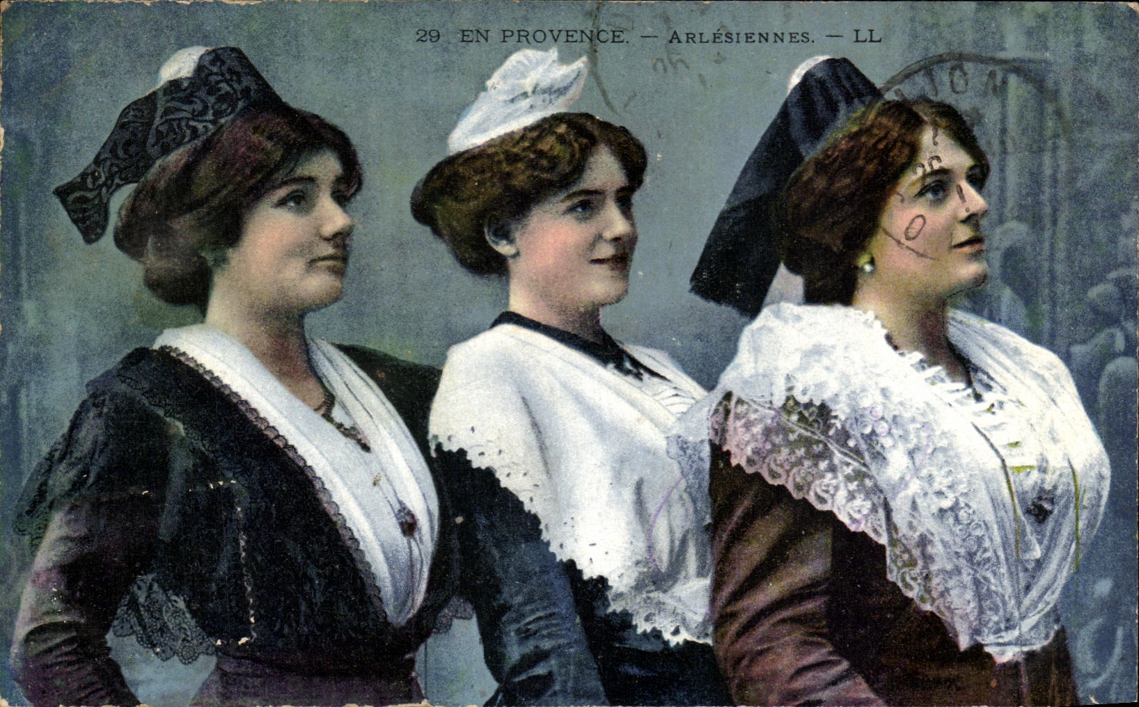 CPA In Provence Arlesiennes Arles Folklore Costume