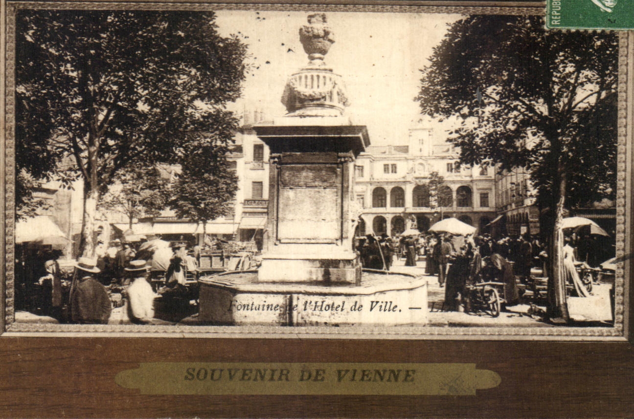 CPA Vienne Fontaine de l'Hotel de l'Hotel de Ville