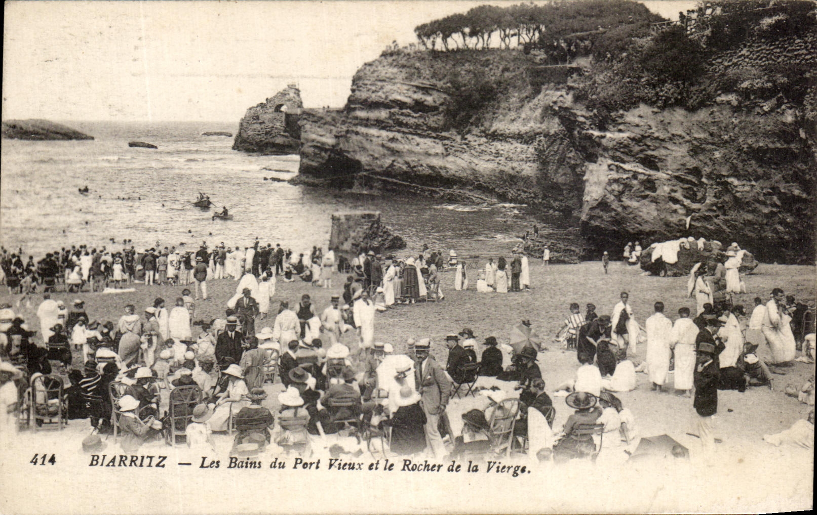 CPA Biarritz Les Bains Du Port Vieux Et Le Rocher De La Vierge