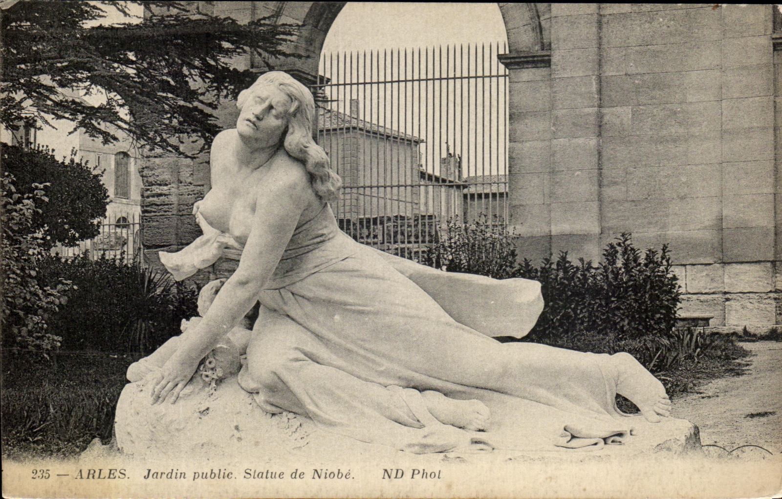 CPA Arles Public garden Statue De Niobe
