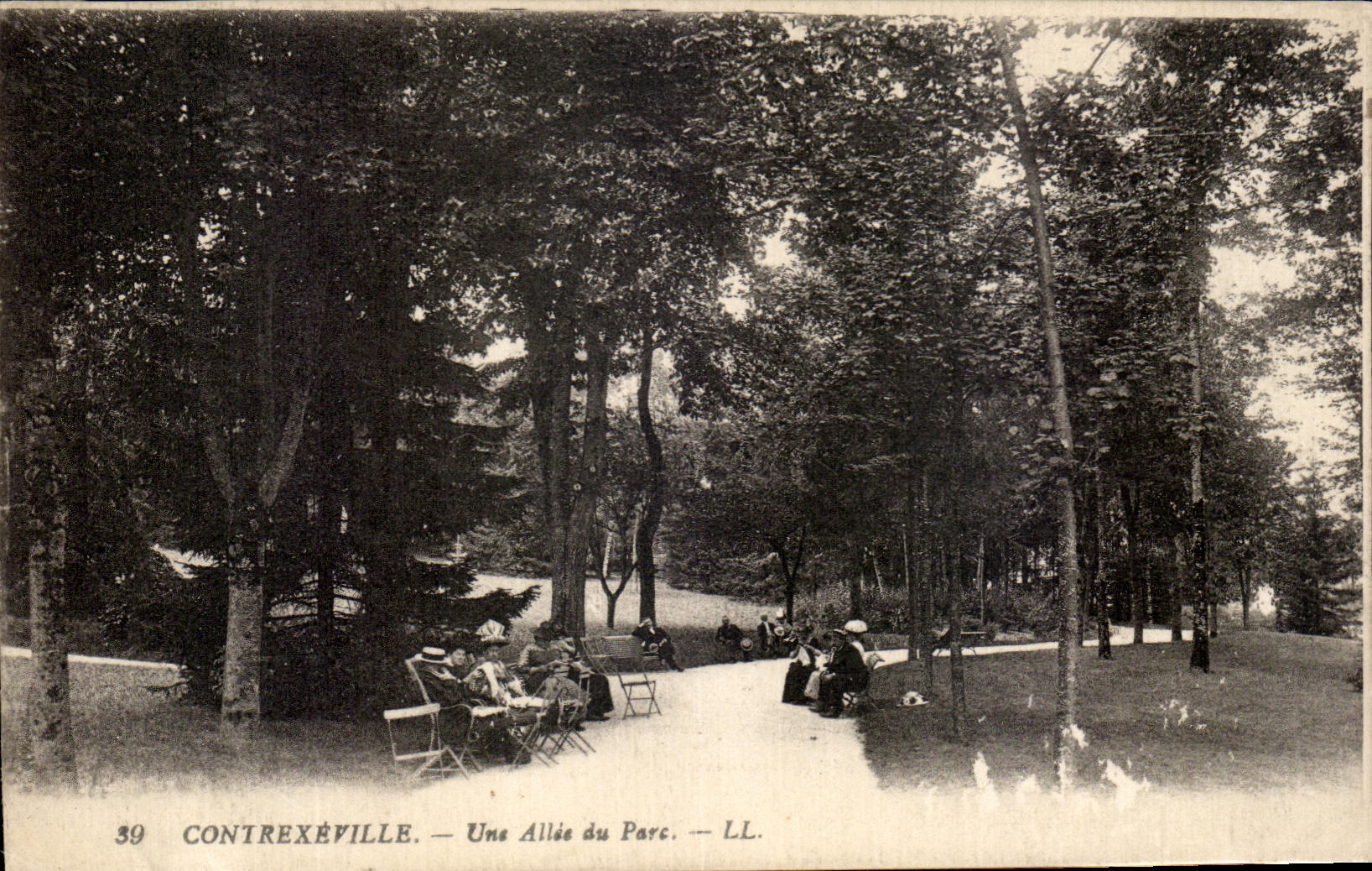 CPA Contrexeville an alley Of the Park