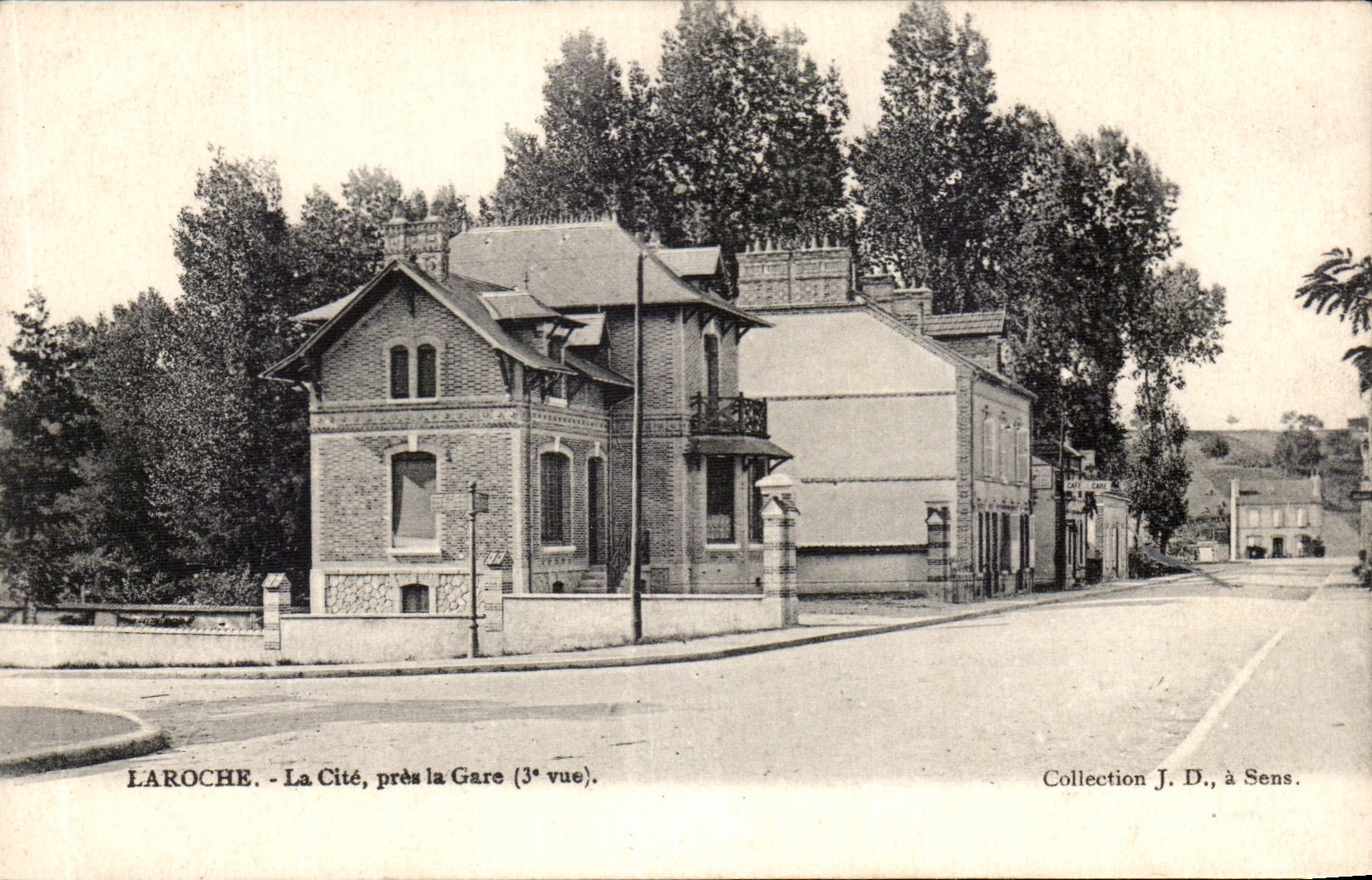 CPA Laroche ISCED Close Train station