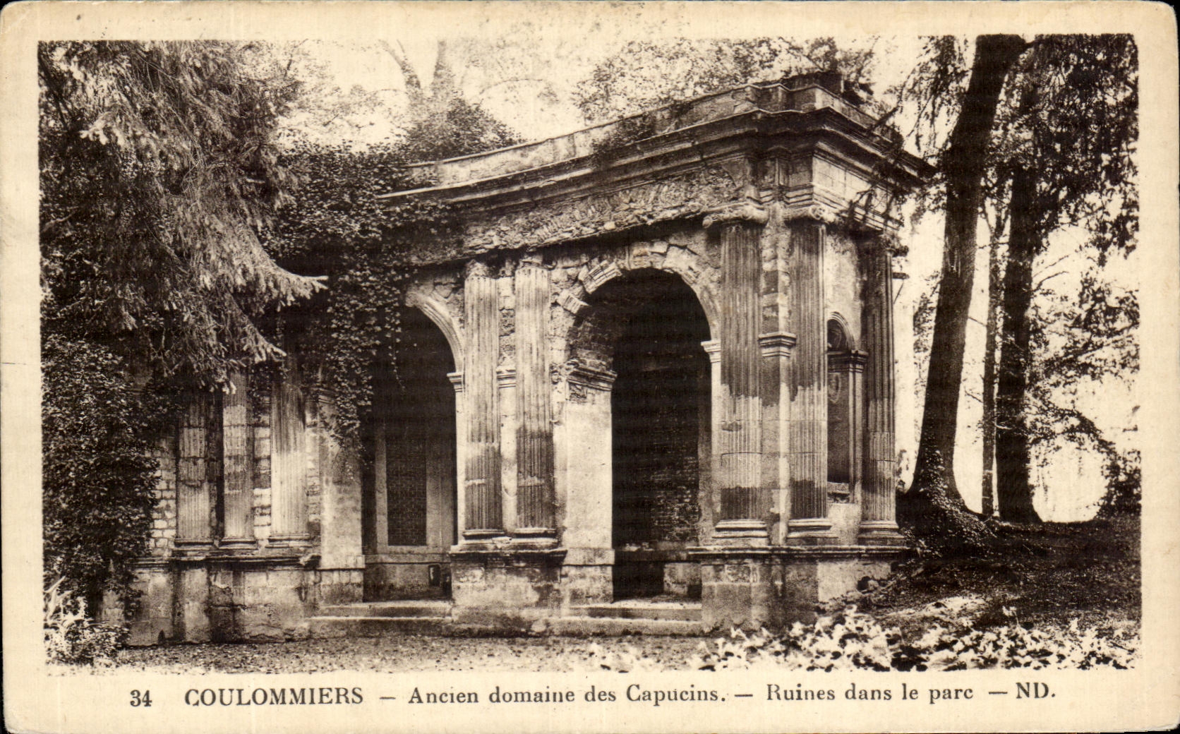 CPA Coulommiers Old Field of the Capuchins Ruins in the Park