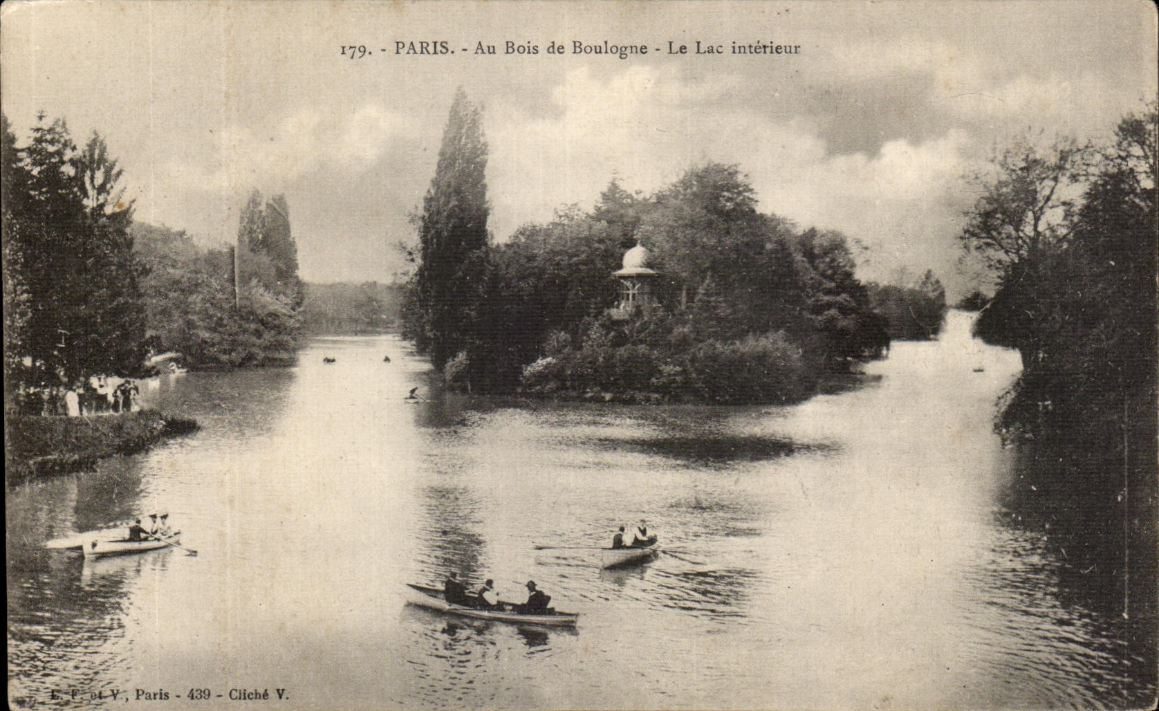 CPA Paris At the Bois de Boulogne the Interior Lake